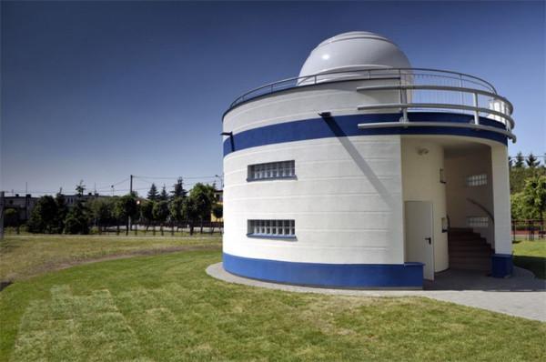 Kształt naszej Astro Bazy ma nawiązywać do kujawsko-pomorskich astrobaz. Na parterze znajdować się b