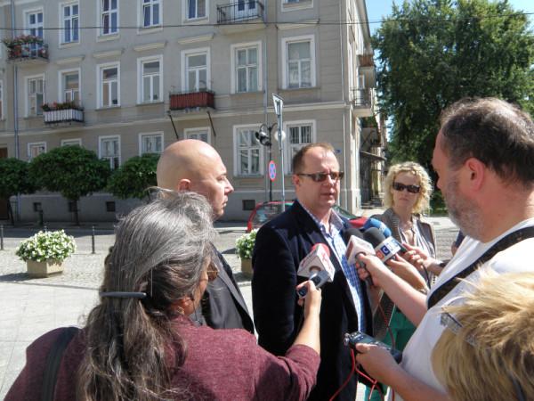W środku Kamil Tkaczyk, dyrektor MZDiK