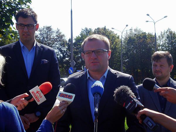 Na zdjęciu od lewej: Konrad Frysztak, poseł Radosław Witkowski, radny Jerzy Zawodnik
