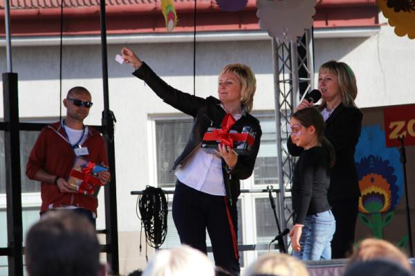 Dyrektor Aurelia Michałowska z losem kolejnego szczęśliwca w loterii fantowej