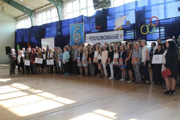 Na koniec wszyscy nagrodzeni ustawili się do wspólnej fotografii. Wkrótce więcej zdjęć z uroczystośc