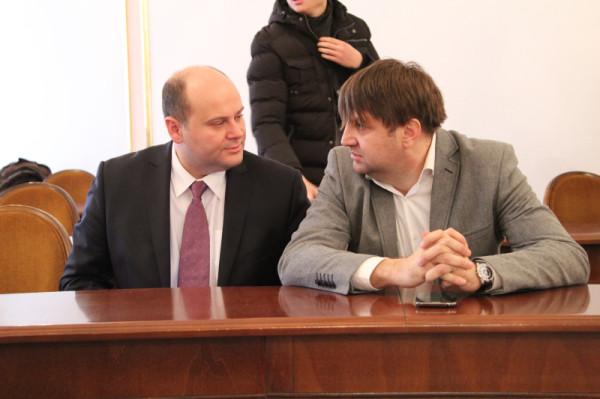 Andrzej Kosztowniak i Igor Marszałkiewicz tuż przed rozpoczęciem sesji Rady Miejskiej, na której był