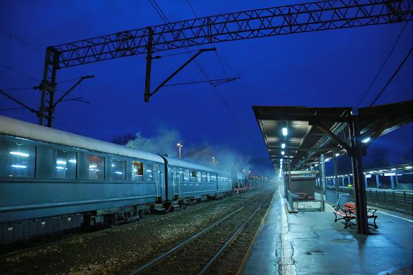 Peron nr 2 dworca PKP w Radomiu. Po remoncie perony będą wyższe o kilkadziesiąt centymetrów, by podr