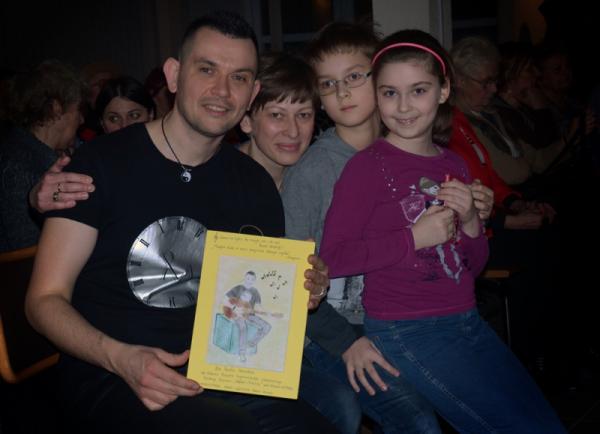 Paweł Mosiołek z rodziną Szymańskich (Adaś, trzeci od lewej)