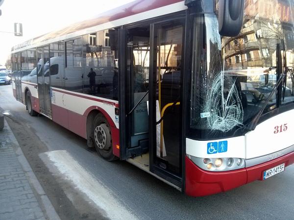 Pieszy uderzył o szybę przednią autobusu