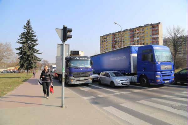 Ulica Zbrowskiego jest od rana zakorkowana. A co będzie w godzinach szczytu?