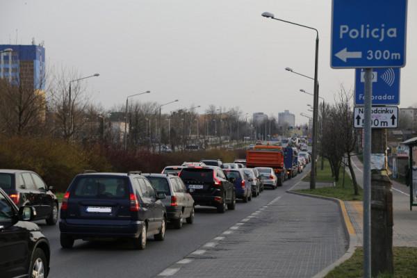 Korek na ul. Chrobrego - dwupasmówka zapelniona autami od skrzyżowania przed wydziałem ekonomicznym 