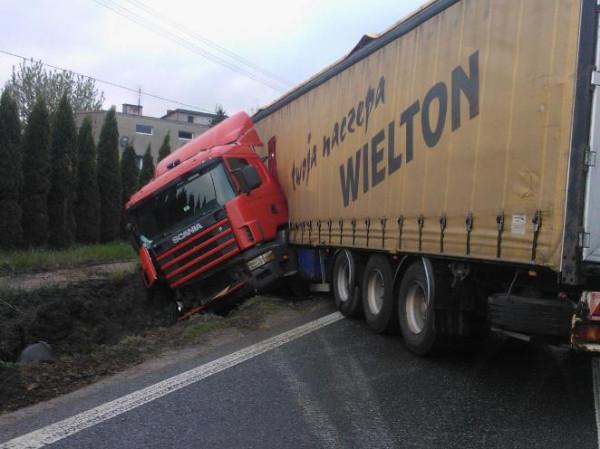 Scania po zderzeniu wylądowała w rowie