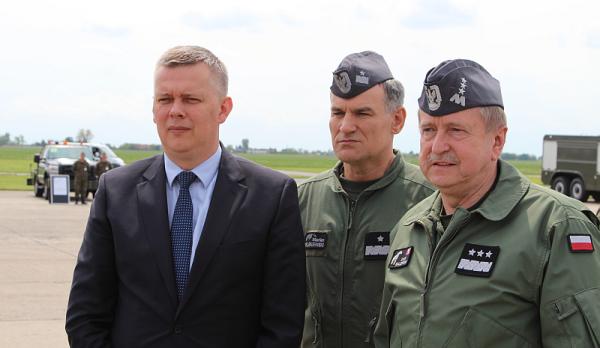 Wicepremierowi Tomaszowi Siemoniakowi w Radomiu towarzyszyli gen. Lech Majewski dowódca generalny Ro
