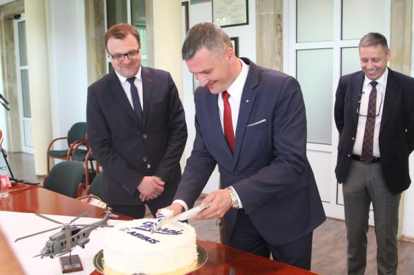 Na koniec konferencji wiceprezydent Rafal Rajkowski częstował torem z napisem 