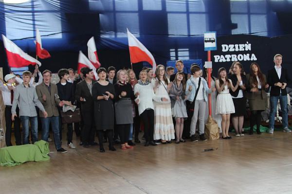 Finałowa scena przedstawienia przyjętego przez publiczność długimi oklaskami