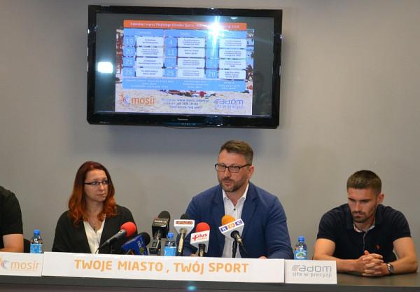 Pośrodku: Robert Dębicki, dyrektor zarządzający MOSiR