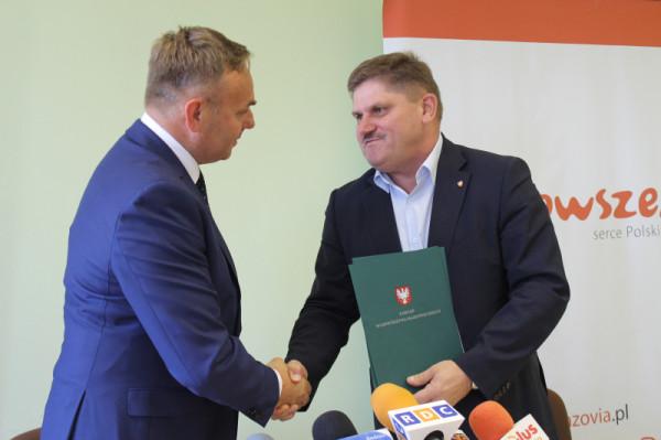 Leszek Ruszczyk (z prawej) wraz z Piotrem Leśnowolskim, wójtem Jedlni-Letnisko