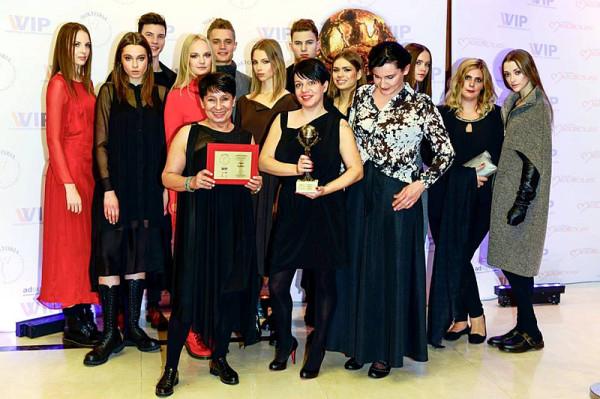 BezAle wraz z modelami i modelkami po wręczeniu Wiktorii - Debiut Mody Roku. Foto: Fanpage BezAle