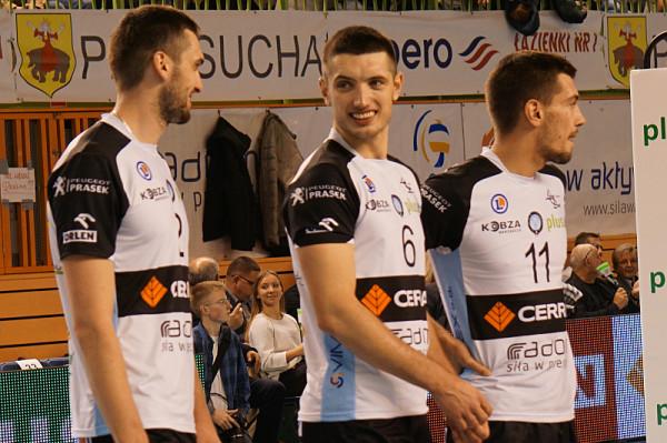 Wojciech Żaliński (w środku). Na zdjęciu poniżej Artur Szalpuk (nr 12)