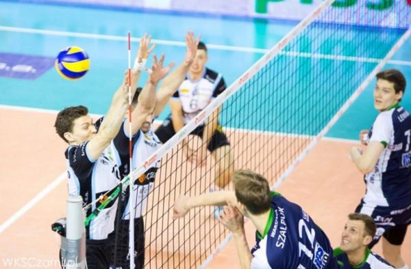 Atakuje Artur Szalpuk. Jeszcze w barwach AZS-u. 18:00 Czarni - Warszawa. Foto: wksczarni.pl