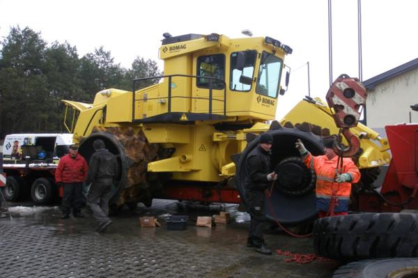 Po przetransportowaniu do Radomia, do kompaktora zostały zamontowane specjalnie okołkowane, stalowe 