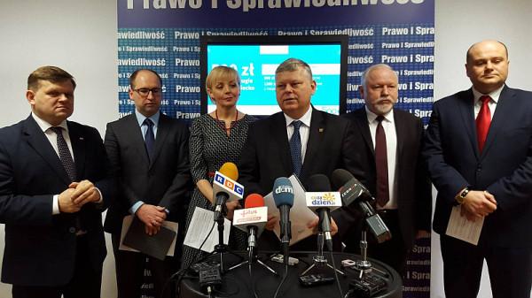 Od lewej: Wojciech Skurkiewicz, Adam Bielan, Anna Kwiecień, Marek Suski, Dariusz Bąk, Andrzej Koszto