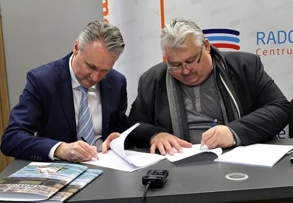 Moment podpisania umowy. Od lewej: Grzegorz Janduła, Roman Saczywko