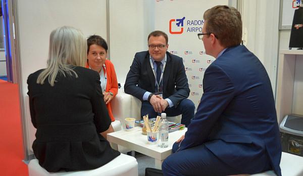 Prezes Dorota Sidorko i prezydent Radosław Witkowski na stoisku Portu Lotniczego Radom podczas Route