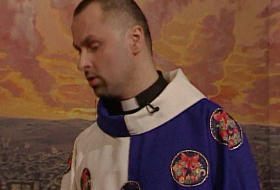 Ks. Marek Wójcik w jednym ze swych kolorowych ornatów. Foto: www.ipla.tv