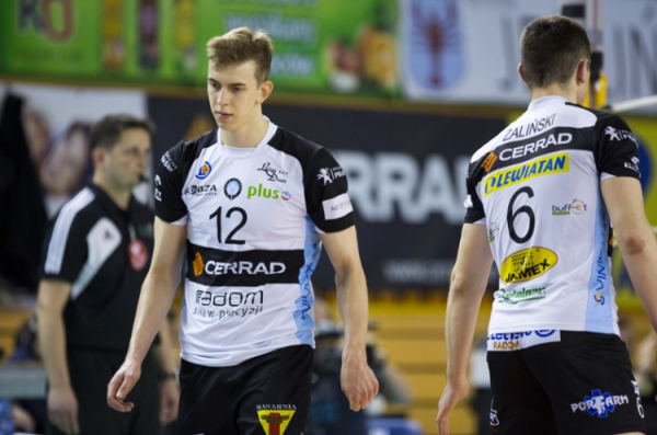 Artur Szalpuk (z lewej) ma zastąpić w PGE Skrze Facundo Conte. Foto: wksczarni.pl