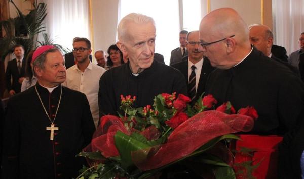 Ojciec Hubert Czuma (w środku)