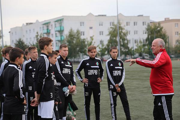 Trener Verner Lička omawia trening z drużyną rocznika 2001, która na co dzień rywalizuje w Ekstralid