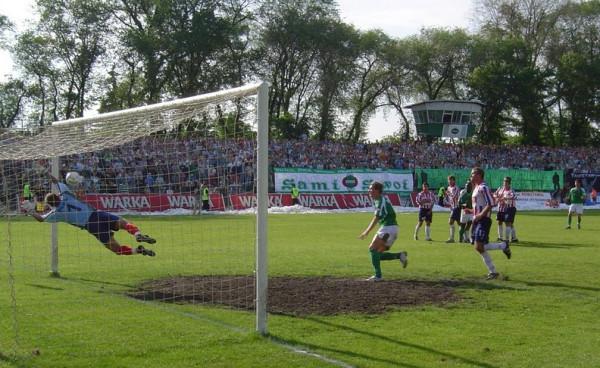 Radomiak Radom - Odra Opole w czerwcu 2006 roku. Tu moment trafienia do bramki przeciwnika - z rzutu