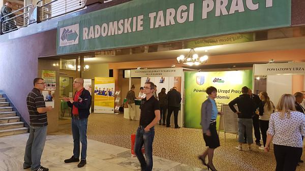 Gdy około południa byliśmy na targach, zainteresowanych ofertami pracy było kilkadziesiąt osób