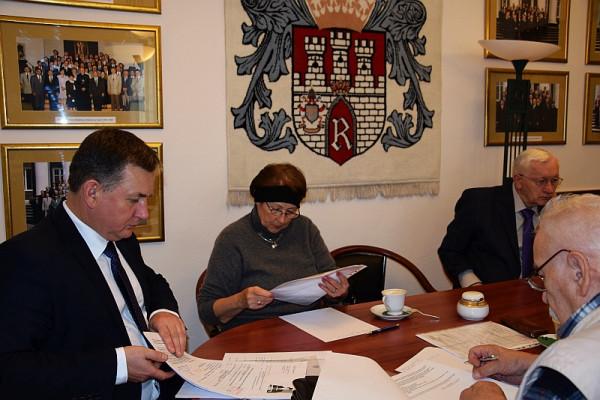 Kapituła stypendium im. J. Piłsudskiego podczas obrad. Na fotografiach 3 i 4 odpowiednio kapituły st
