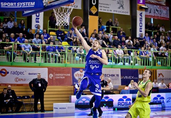 Michał Sokołowski (z piłką) rzucił w dzisiejszym pojedynku aż 28 punktów. Foto: RosaSport.pl