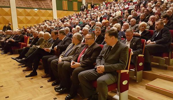 Uroczystość ściągnęła setki radomian. W pierwszym rzędzie twórcy książki: od prawej Dariusz Kupisz, 