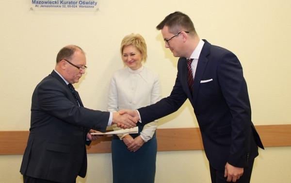 Wojewoda Mazowiecki Zdzisław Sipiera wręcza Andrzejowi Sosnowskiemu powołanie na stanowisko Mazowiec