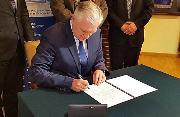 Jarosław Gowin podpisuje - bardzo ważną dla Radomia - decyzję