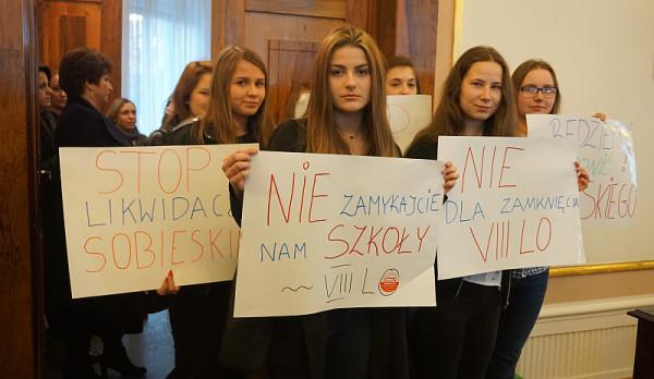 Na sesji protestowały m.in. uczennice VIII LO im. Jana III Sobieskiego
