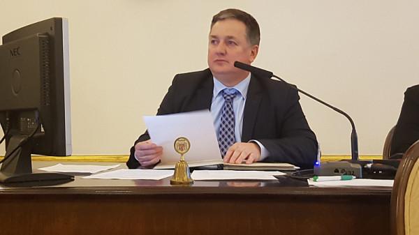 Po pozytywnym dla siebie głosowaniu, Dariusz Wójcik wrócił do prowadzenia obrad