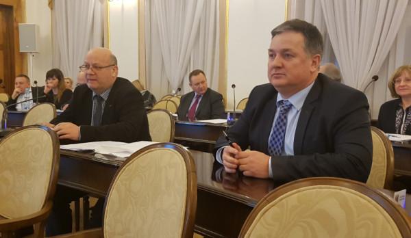 Dariusz Wójcik w nietypowej roli - jako zwykły radny - oczekiwał na wyniki głosowania nad swoim odwo