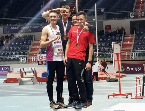 Mateusz Dębski (w środku) na podium z innymi medalistami