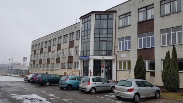 Budynek przy Pułaskiego 9. Na zdjęciu pod tekstem widok przed nim, jaki ukazuje się na mapach Google