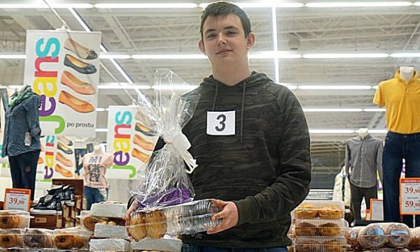 Kacper Fijałkowski zjadł siedem pączków w pięć minut i wygrał smartfona