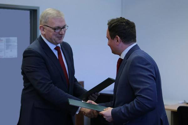 Waldemar Kordziński i Adam Jurkiewicz tuż po podpisaniu umowy