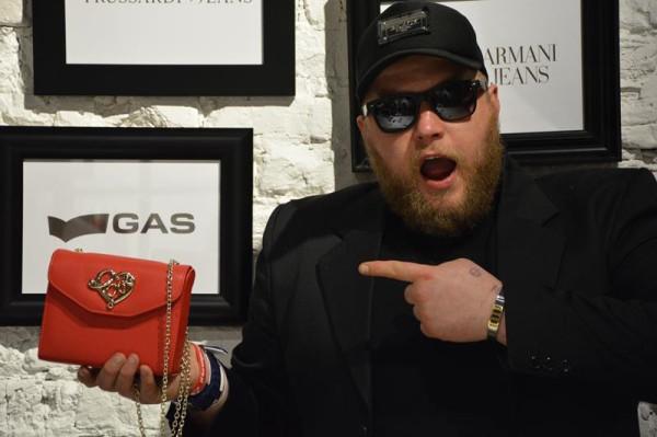 Björn Svenson z torebką Love Moschino, którą można było wygrać w konkursie na Radom24.pl. Wkrótce ko