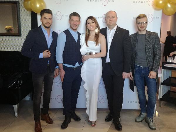 Joanna i Gabriel Brzozowscy w otoczeniu gości specjalnych