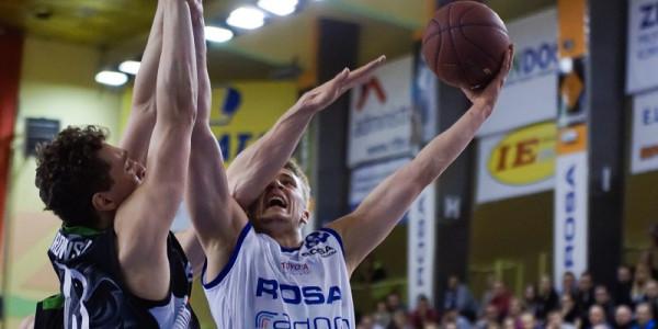 Daniel Szymkiewicz rozegrał świetny pojedynek. Rozgrywający rzucił aż 26 punktów! Foto: RosaSport.pl