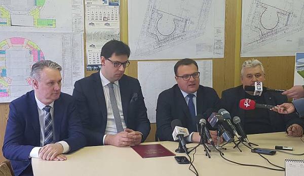 Od lewej: prezes MOSiR Grzegorz Janduła, wiceprezydent Konrad Frysztak, prezydent Radosław Witkowski