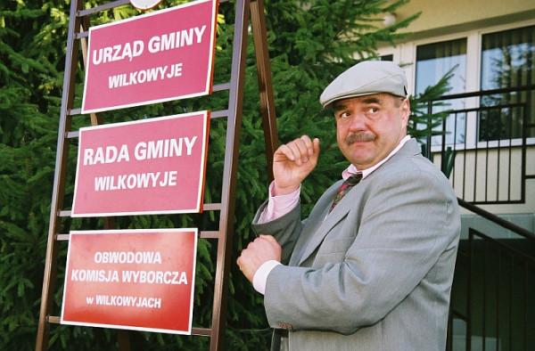 Cezary Żak w roli wójta gminy Wilkowyje w serialu 