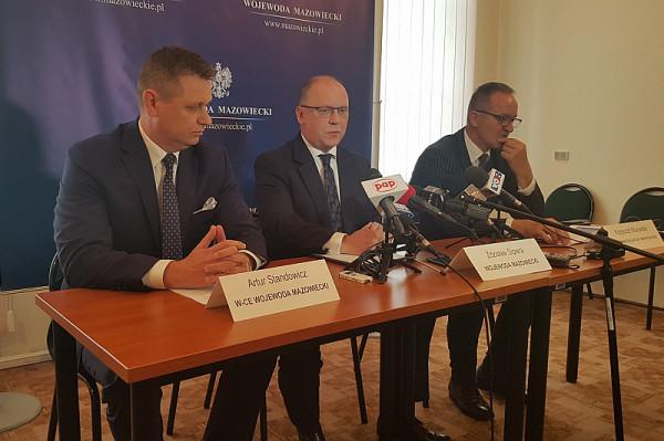 Od lewej: wicewojewoda Artur Standowicz, wojewoda Zdisław Sipiera, kierownik delegatur Krzysztof Mur