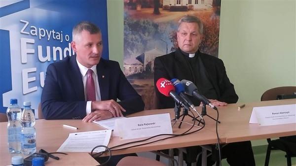 Od lewej: Rafał Rajkowski, ks. Roman Adamczyk
