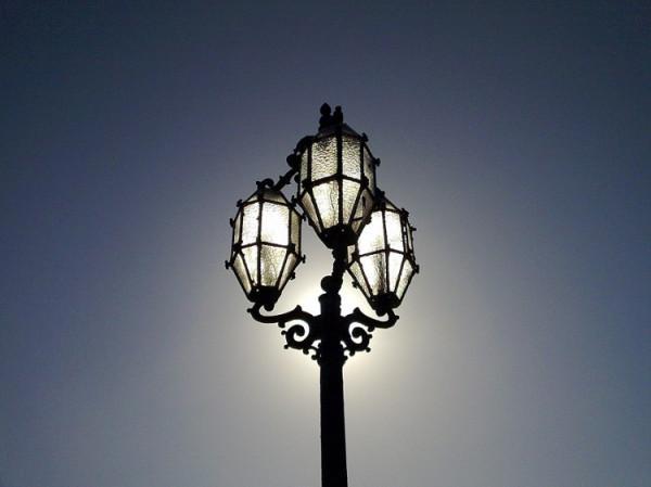PGE Dystrybucja, sprzedająca prąd na ich terenie, żąda od samorządów opłat za dzierżawę słupów. Foto